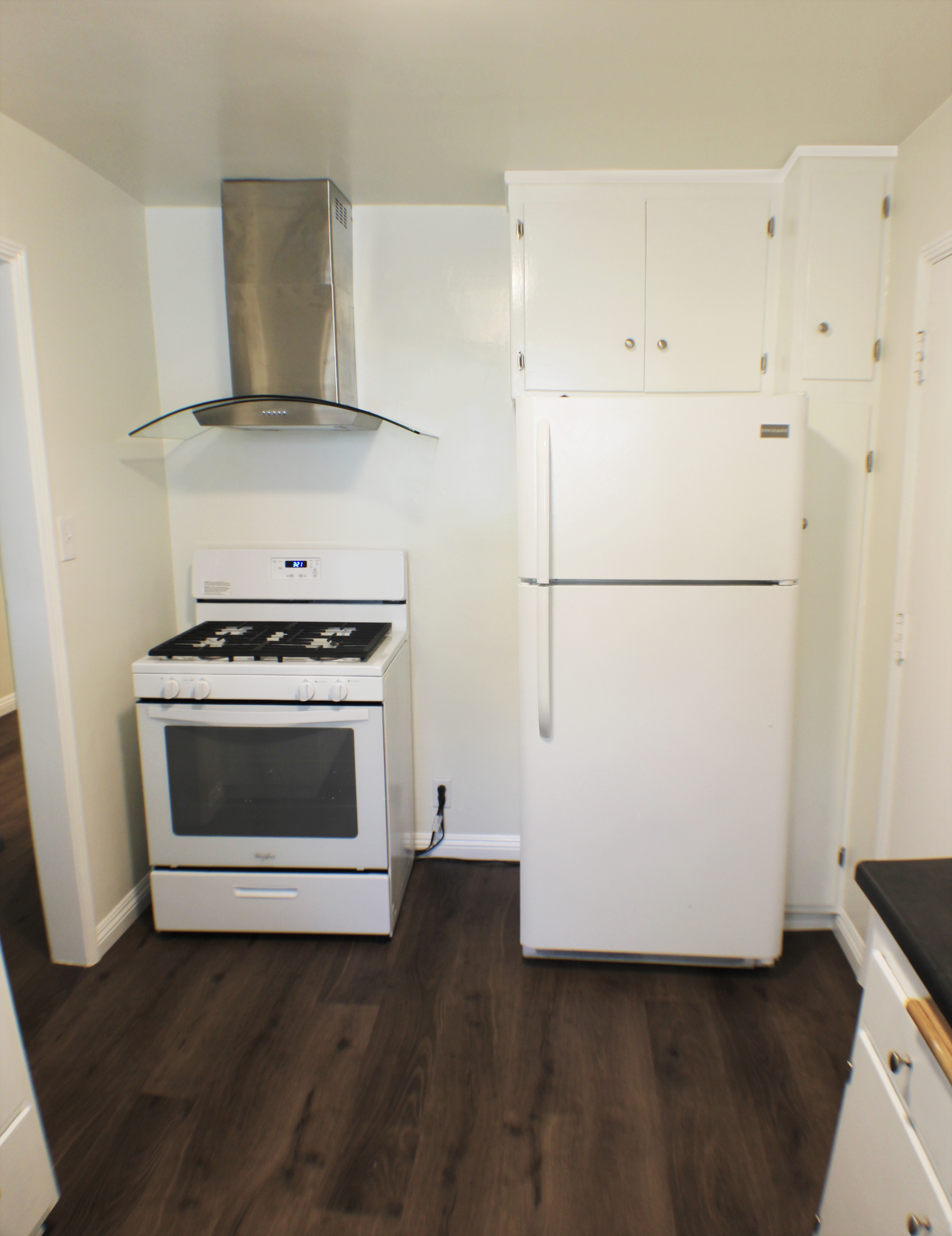 8450 De Longpre Kitchen